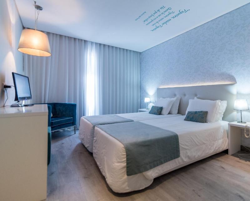 Superior Twin Room image 1