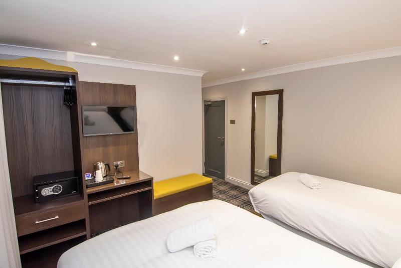 Double Room with Extra Single Bed image 3