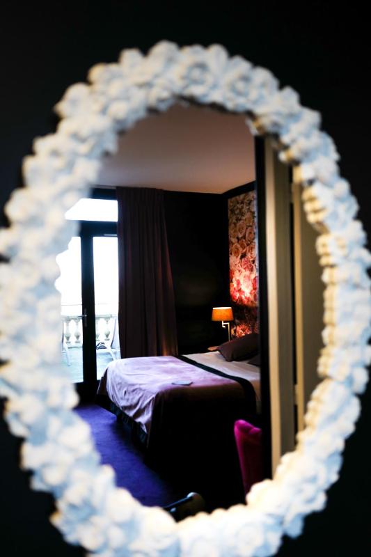 Superior Double Room with River View image 4