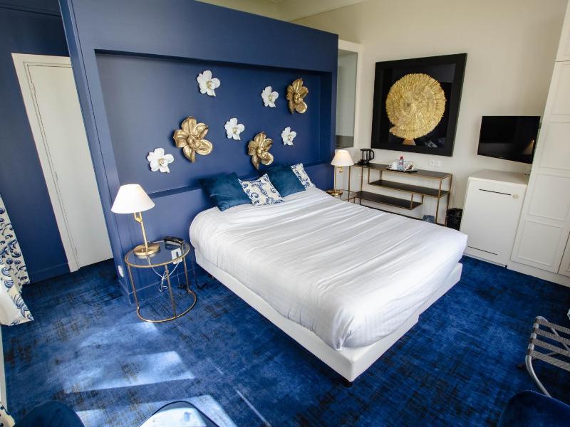 Superior Double Room with River View image 3