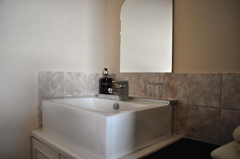 Two-Bedroom Cottage image 4