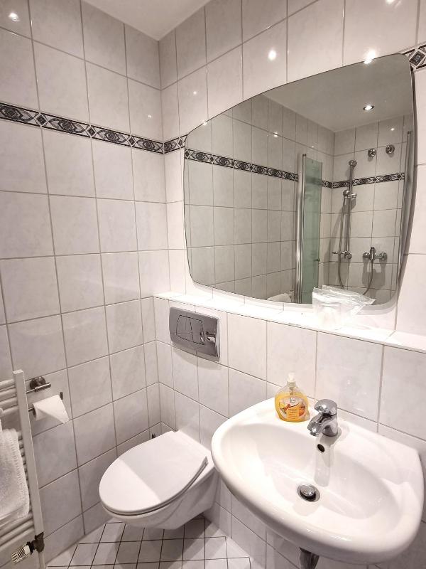 Twin Room with two single beds with bathroom image 4