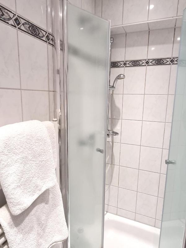 Twin Room with two single beds with bathroom image 3
