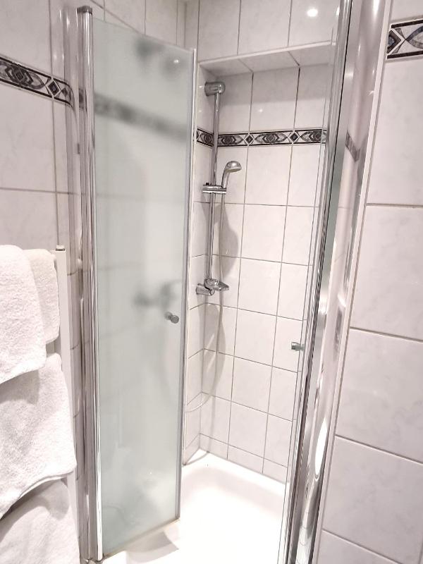 Twin Room with two single beds with bathroom image 2