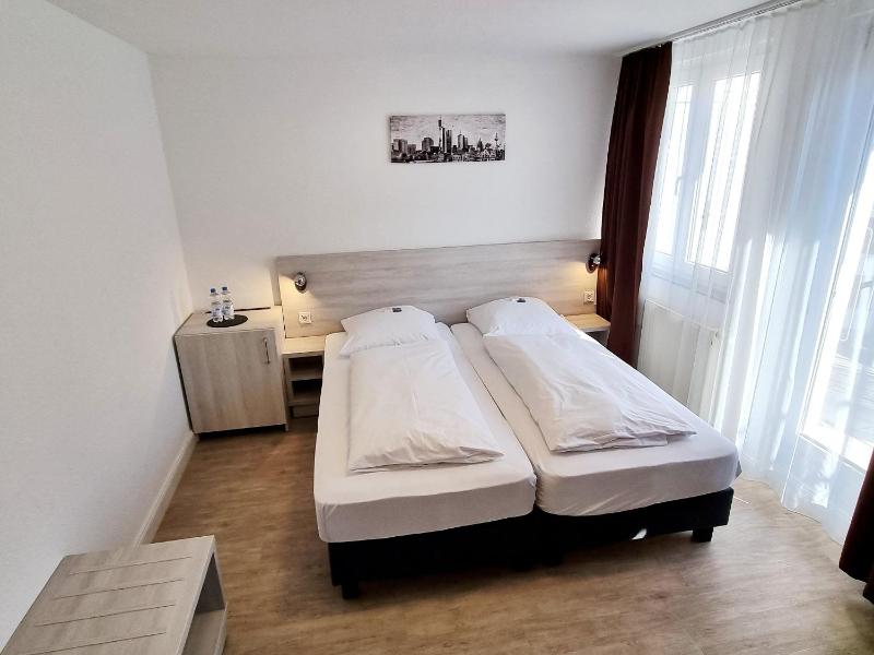 Double Room with double bed with Bathroom image 4