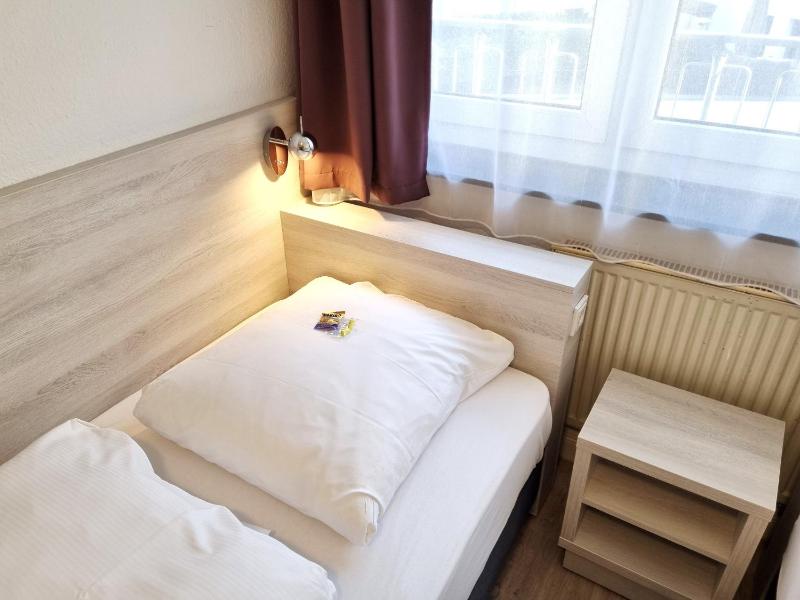 Twin Room with Shared Bathroom image 4