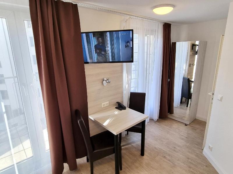 Double Room with double bed with Bathroom image 2