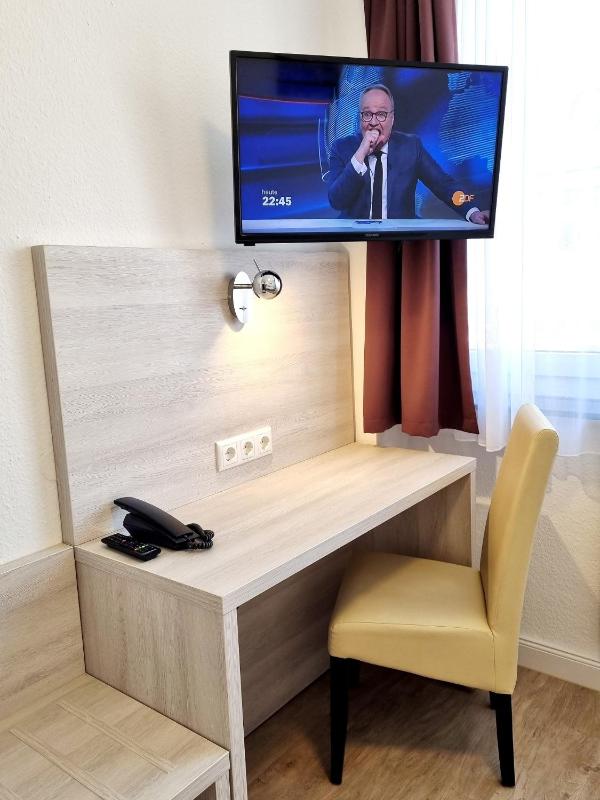 Single Room with Bathroom image 3