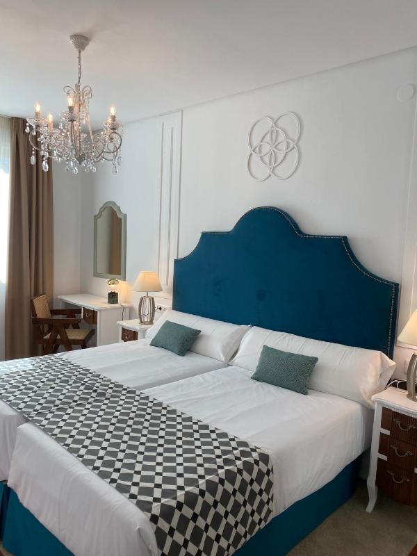 Double or Twin Room image 4