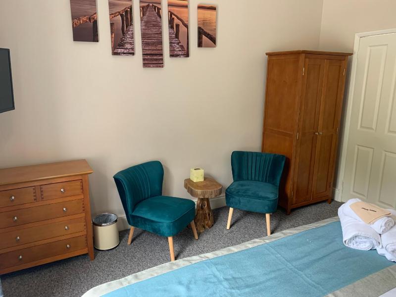 Superior King Room image 4