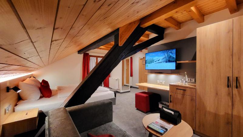Deluxe Double Room with Balcony image 4