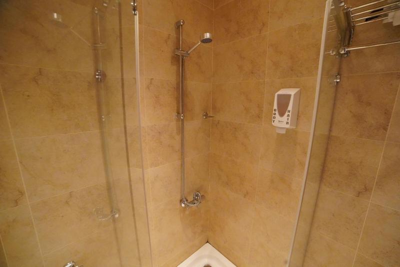 Large Twin Room image 1