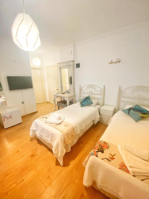 Family Room (5 Adults) image 3