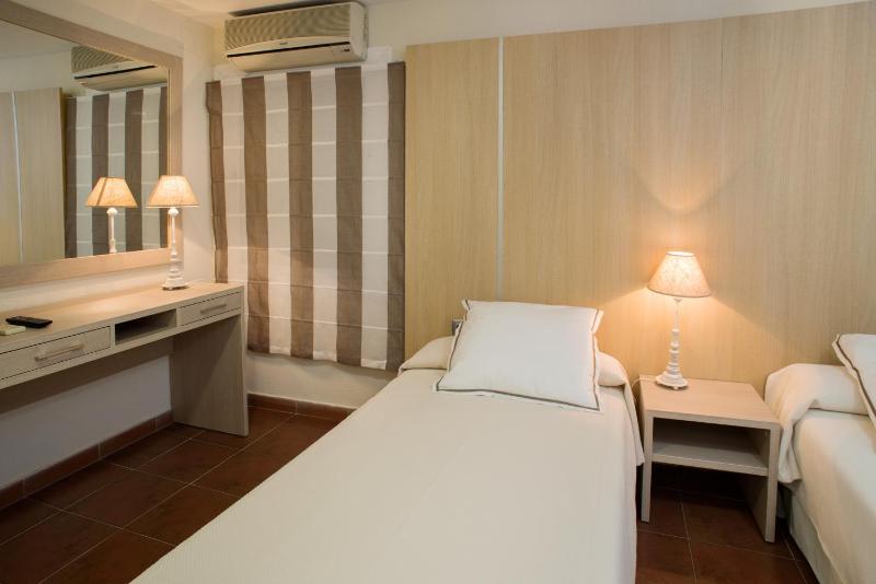 Quadruple Room with Street View image 2