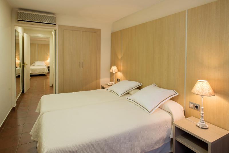 Quadruple Room with Street View image 1