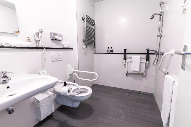 Deluxe Double or Twin Room image 3