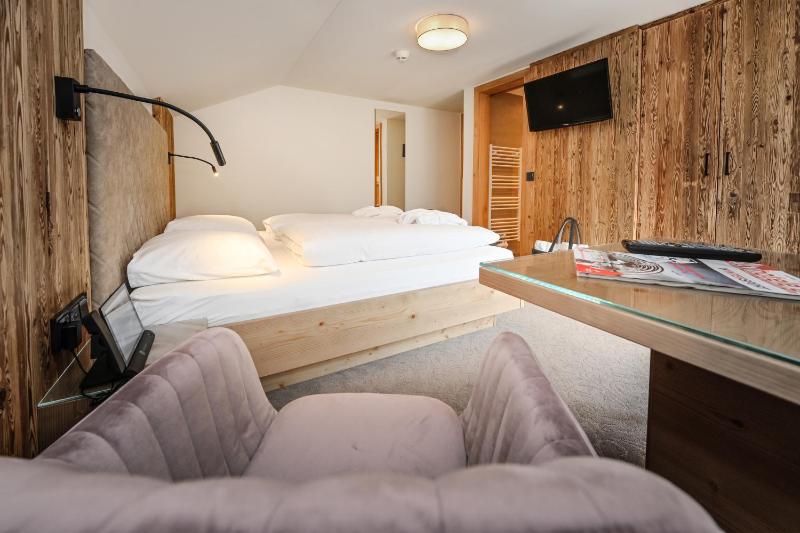 Double Room with Balcony image 1