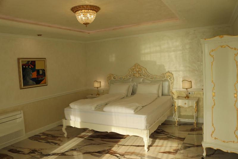 Superior Suite image 4