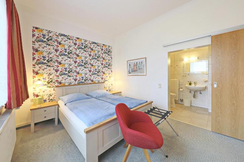 Double Room image 3