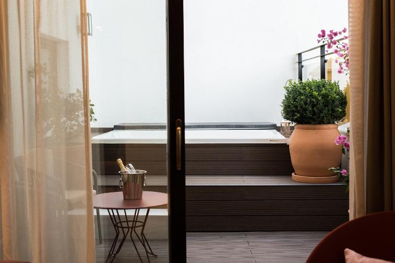 Deluxe Apartment with jacuzzi image 1