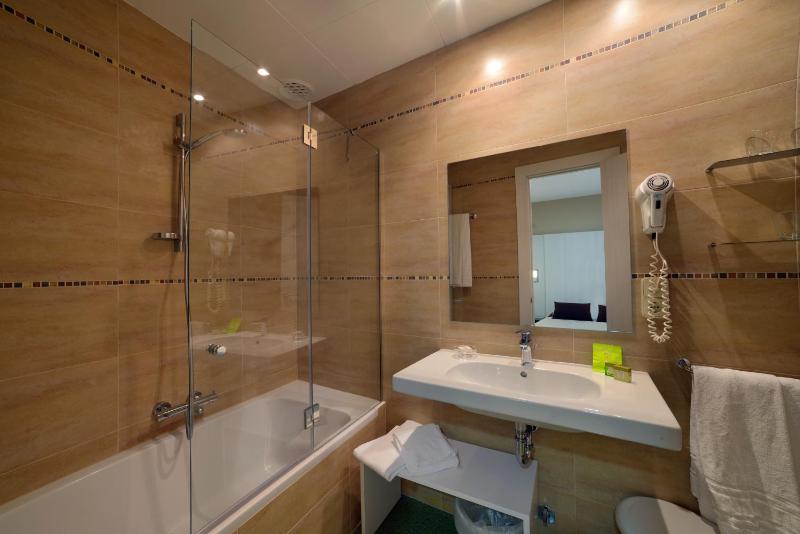 Interior Triple Room image 3