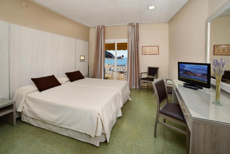  Deluxe Double Room with Ocean View and Balcony image 3