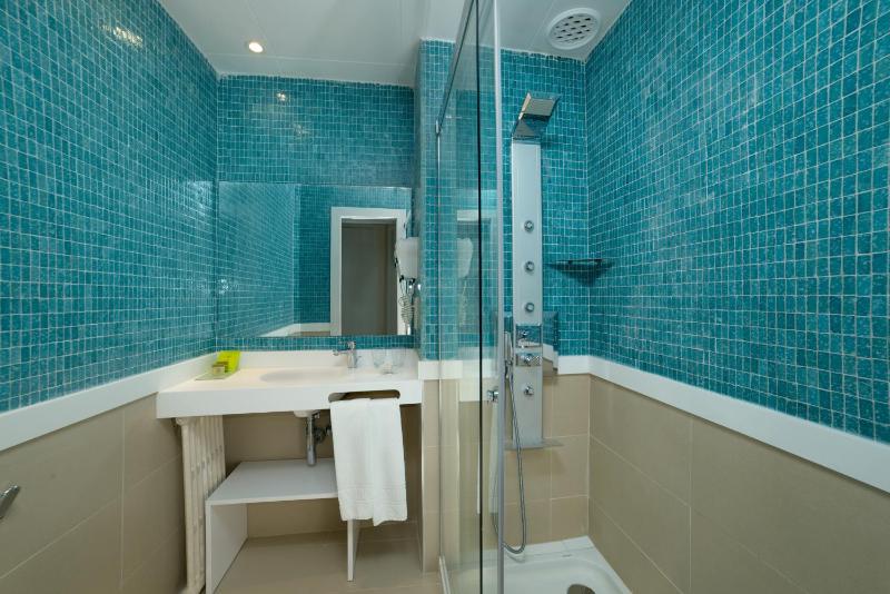  Deluxe Double Room with Ocean View and Balcony image 2