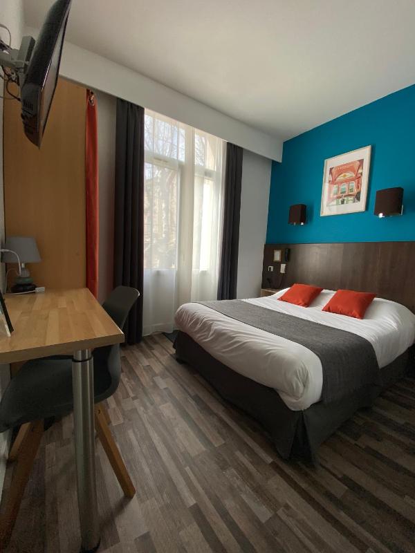 Double Room with Balcony image 3