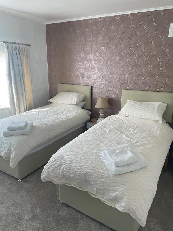 Deluxe Twin Room image 3