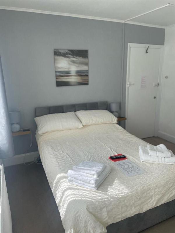 Double Room with Private Bathroom image 1