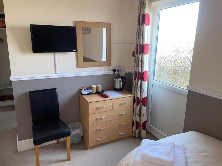 Twin Room with Shower image 3