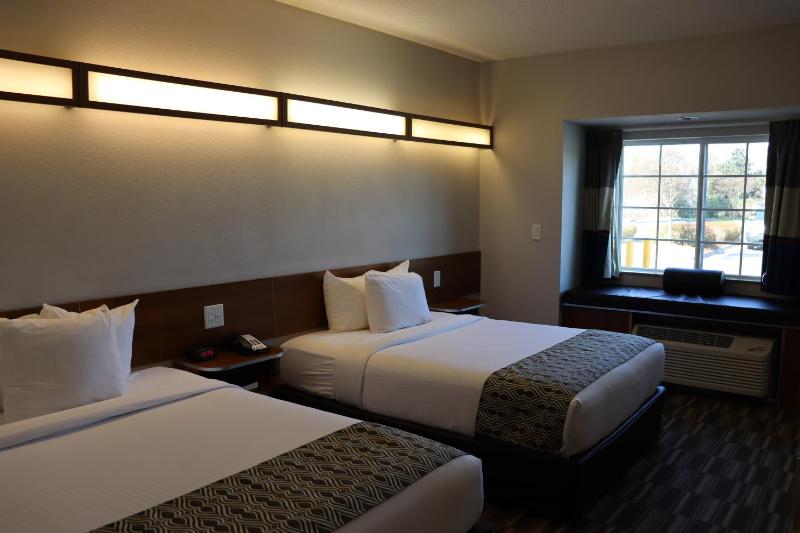 Queen Room with Two Queen Beds - Non-Smoking image 1