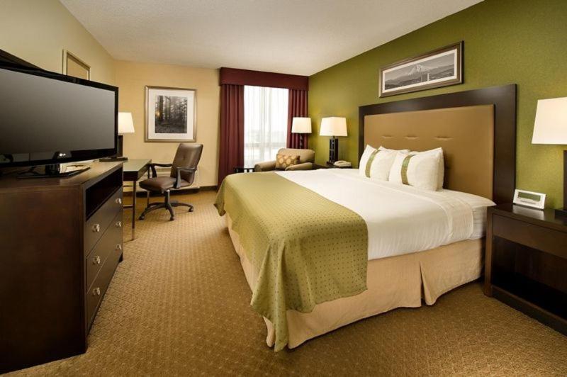 Standard King Room - Top Floor image 2
