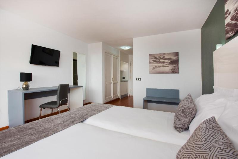 Economy Double Room image 3