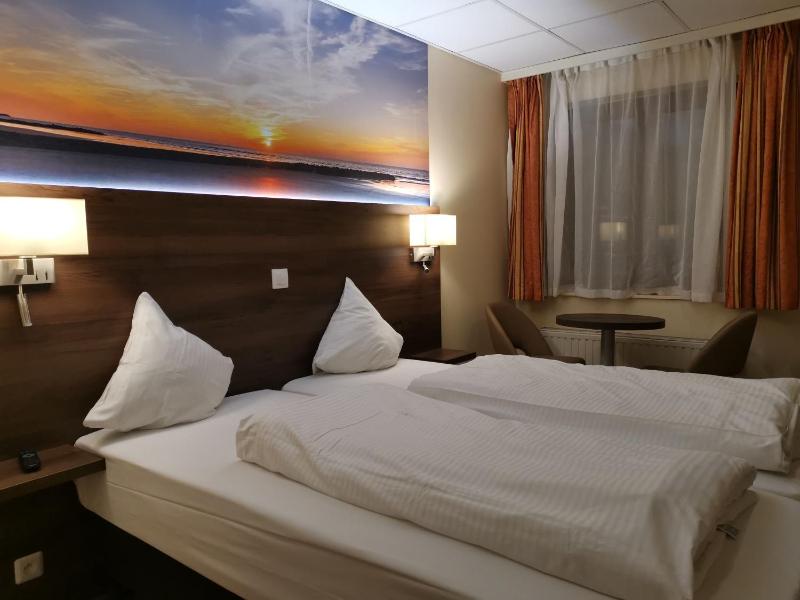 Comfort Twin Room image 4
