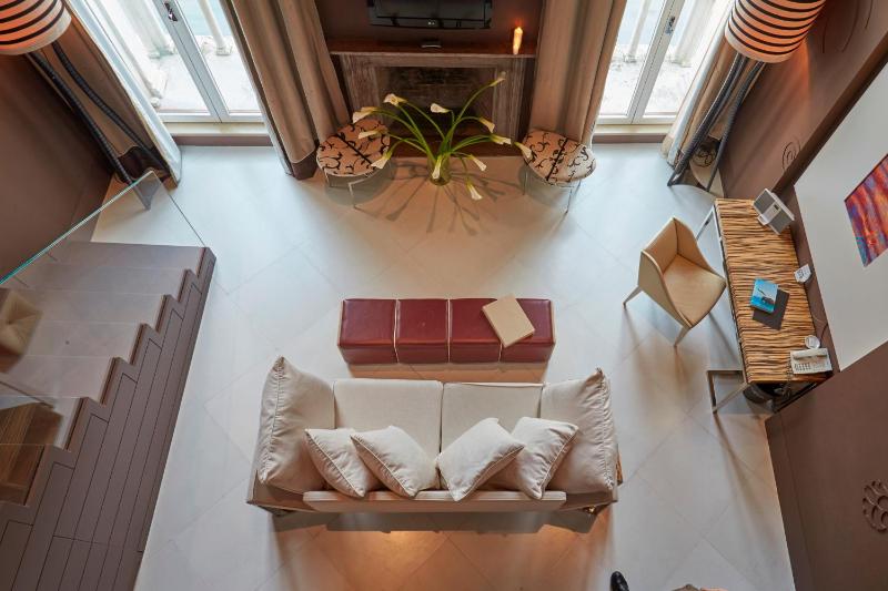 Superior Suite with Grand Canal View image 2