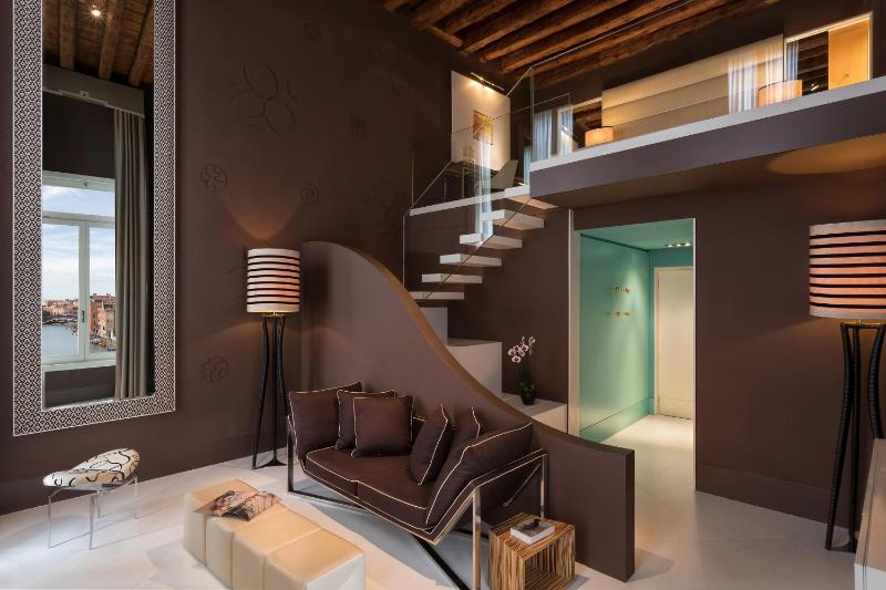 Superior Suite with Grand Canal View image 3