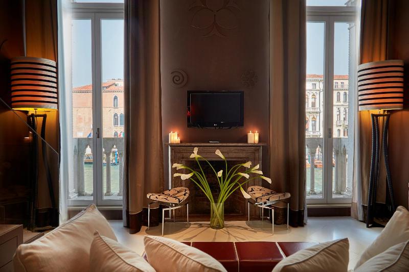 Superior Suite with Grand Canal View image 4
