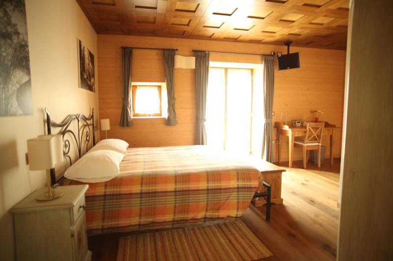 Deluxe Double Room with Balcony image 4