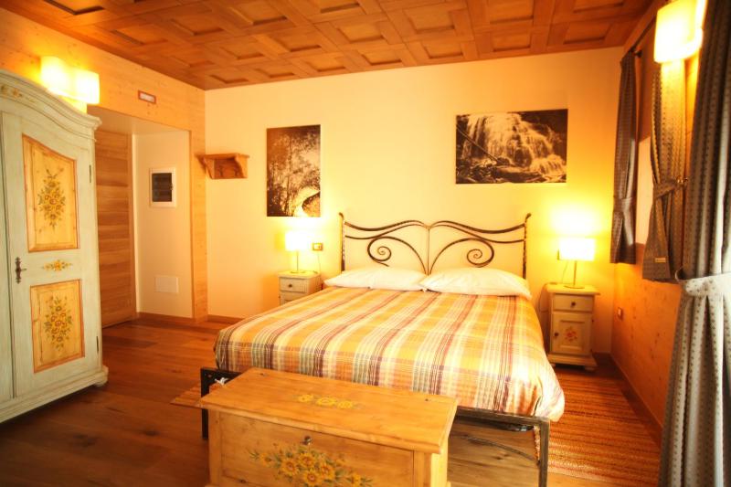 Deluxe Double Room with Balcony image 3