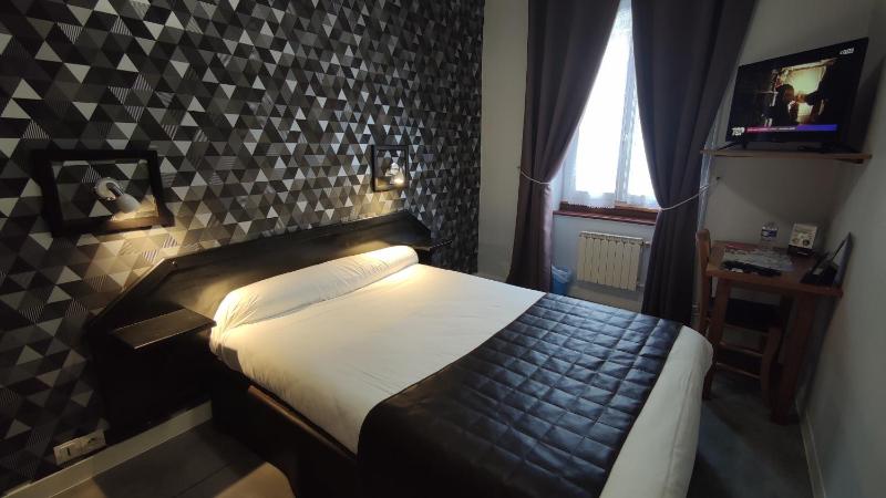 Deluxe Double Room (2 Adults + 1 Child) image 2