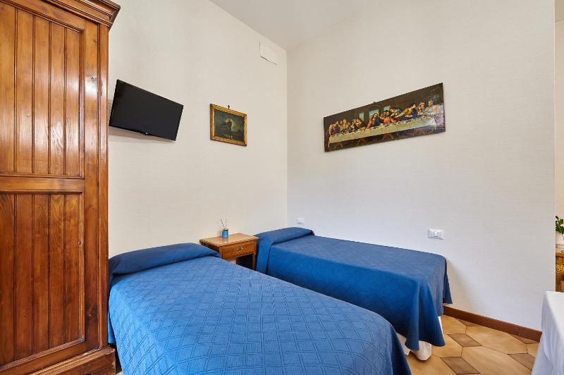 Classic Quadruple Room image 4