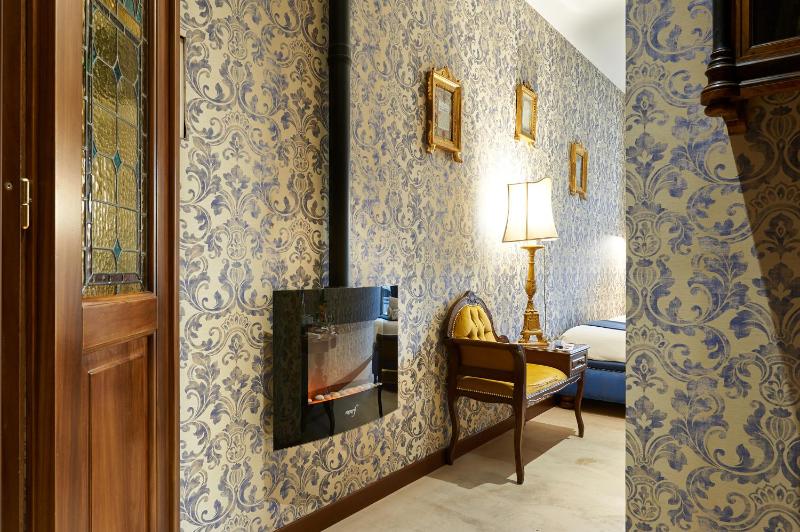 Standard King Room image 2