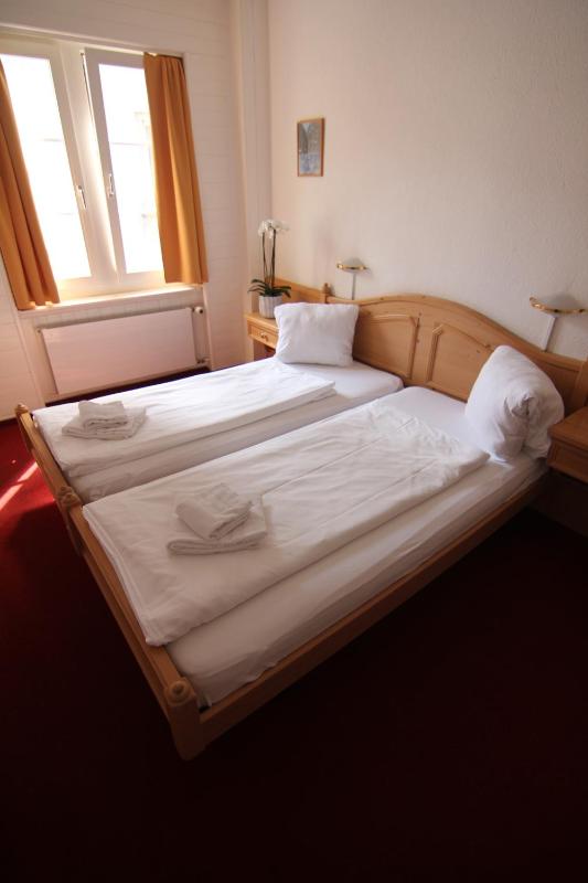 Classic Twin Room image 4