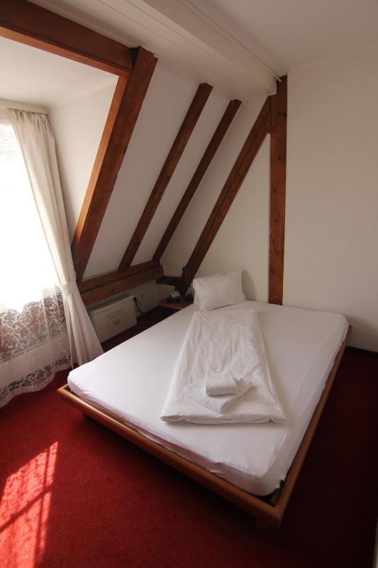 Standard Queen Room image 3