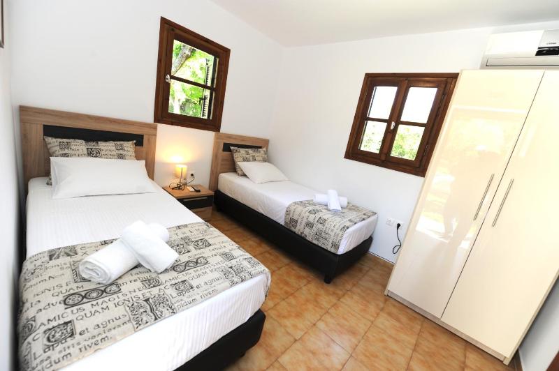 Economy Twin Room image 3