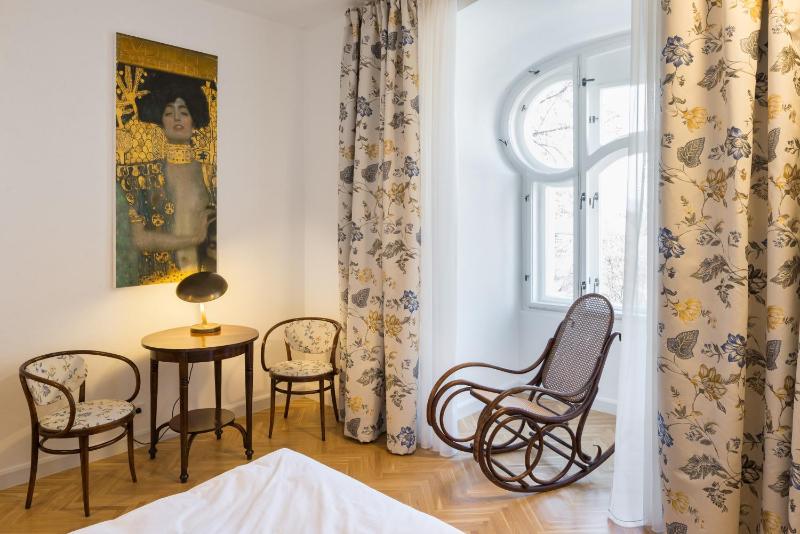 Classic King Room image 3