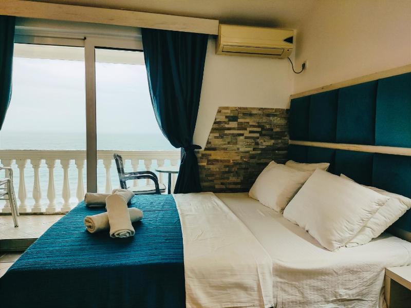 Quadruple Room with Balcony and Sea View image 4