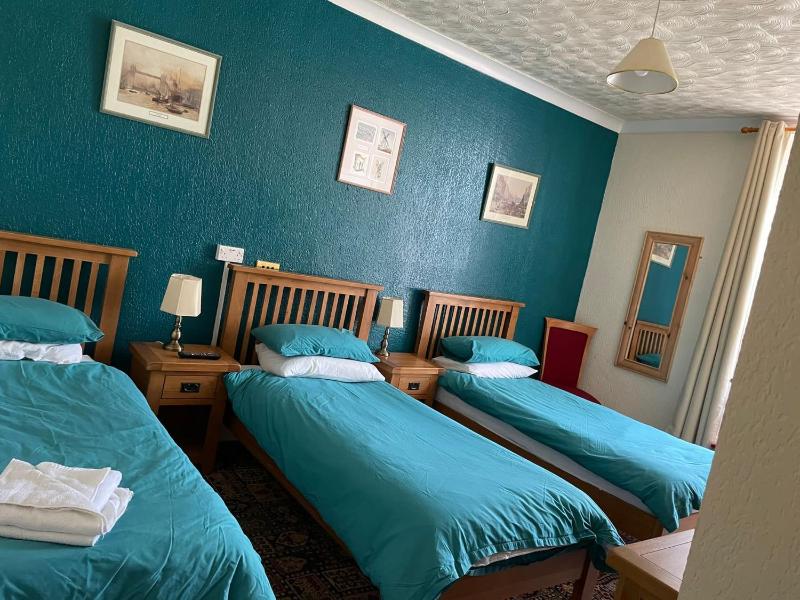 Basic Triple Room image 3