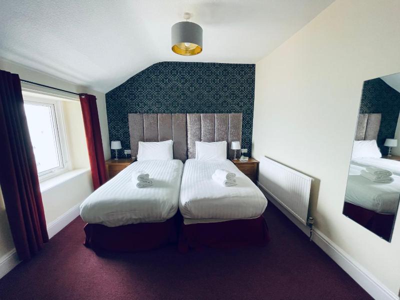 Standard Twin Room image 4